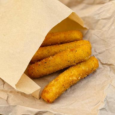 Сирні🧀 палички з моцарели в паніровці
